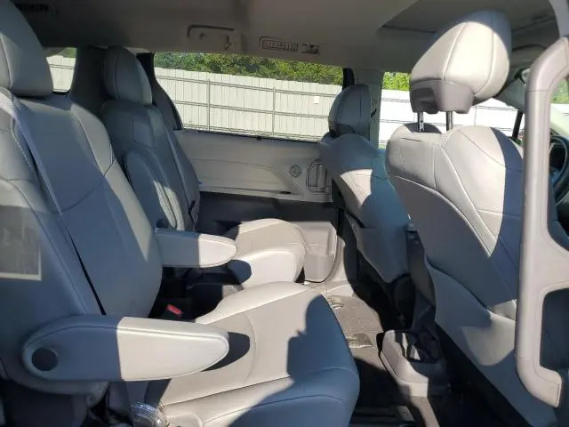 2022 TOYOTA SIENNA XLE  