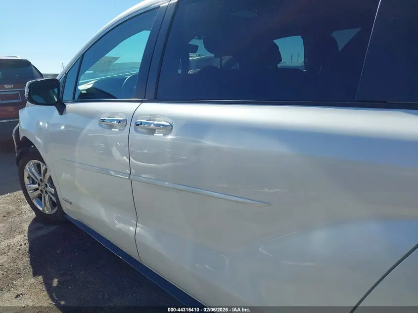 2021 TOYOTA SIENNA PLATINUM