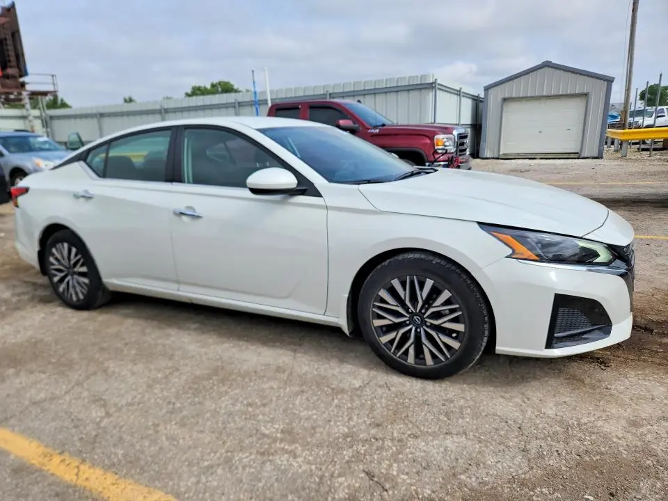 2023 NISSAN ALTIMA SV  