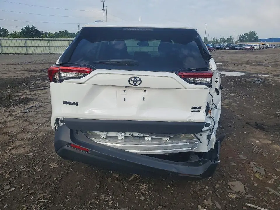 2022 TOYOTA RAV4 XLE  