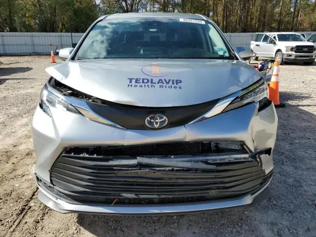 2021 TOYOTA SIENNA LE  