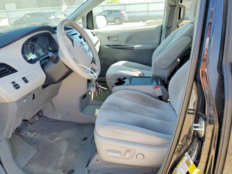 2014 TOYOTA SIENNA LE  