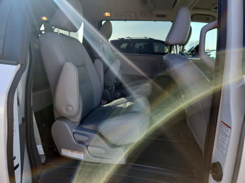 2020 TOYOTA SIENNA XLE PREMIUM 8-PASSENGER  