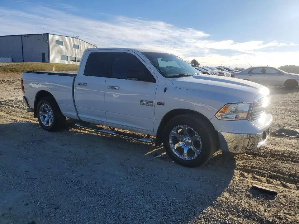 2016 RAM 1500 SLT  