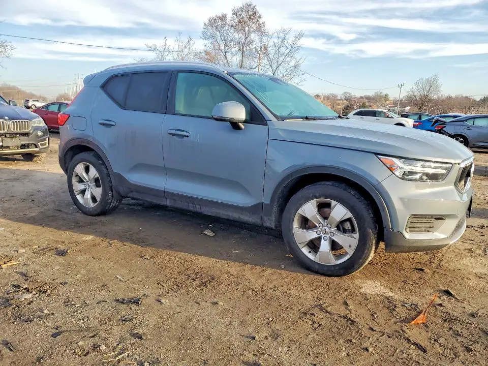 2020 VOLVO XC40 T5 MOMENTUM  