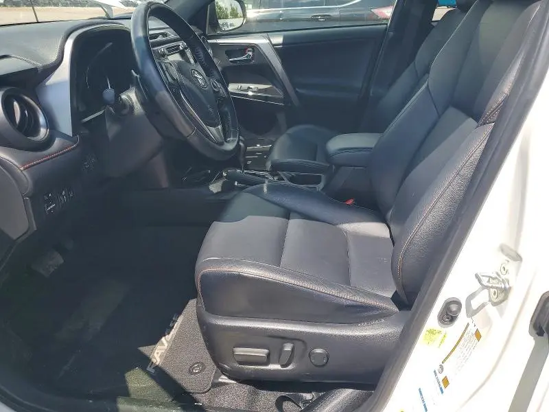 2018 TOYOTA RAV4 SE  