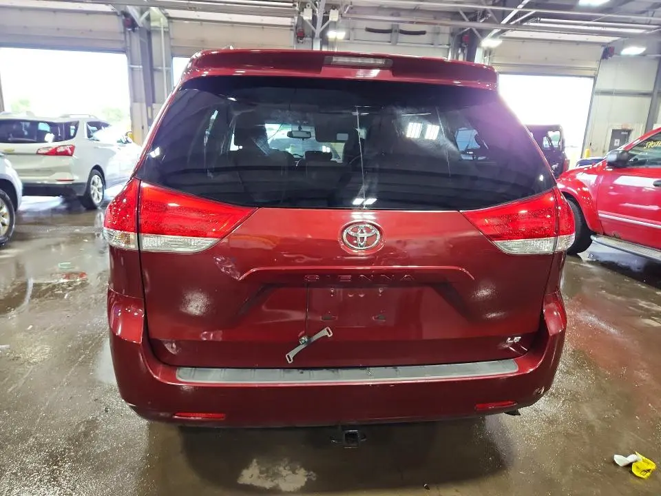 2011 TOYOTA SIENNA LE  