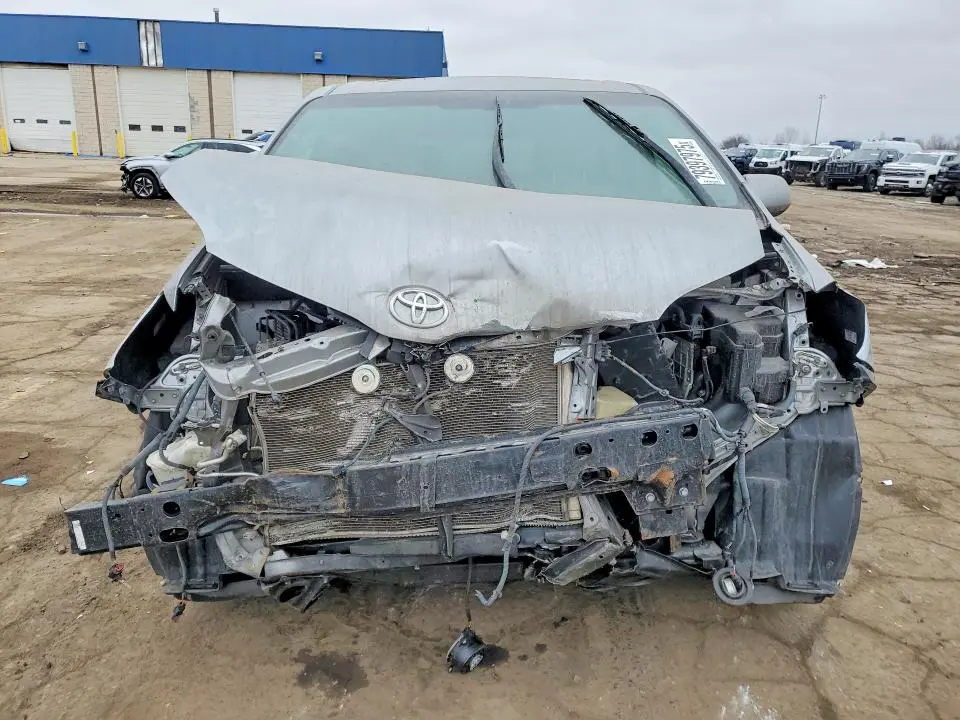 2016 TOYOTA SIENNA XLE 8-PASSENGER  