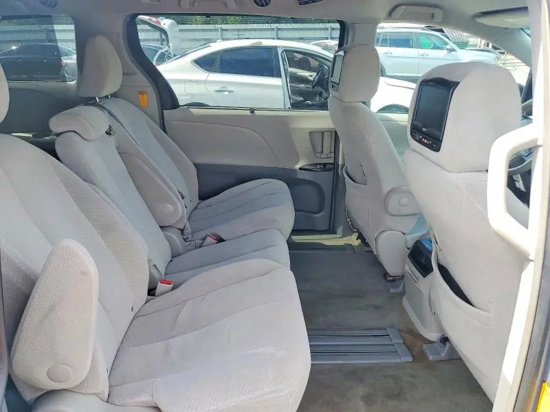 2014 TOYOTA SIENNA LE  