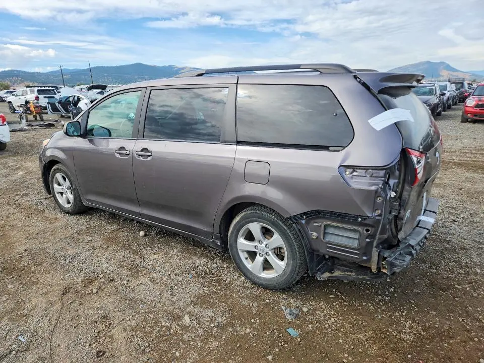 2016 TOYOTA SIENNA LE  