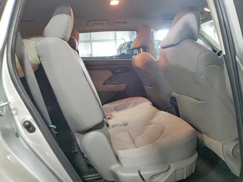 2022 TOYOTA HIGHLANDER LE  