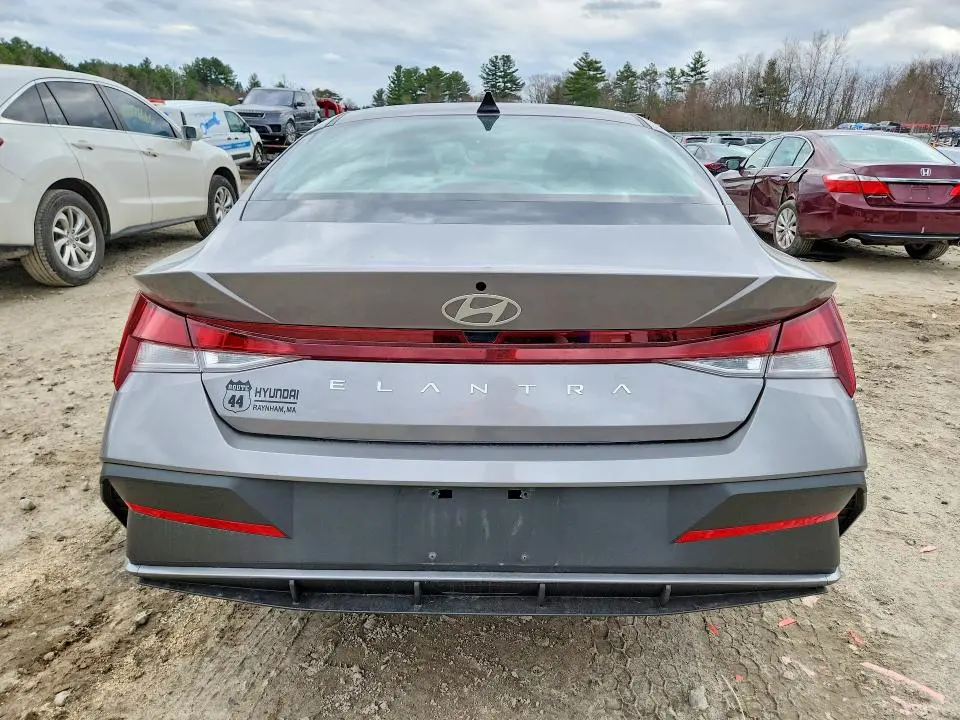 2024 HYUNDAI ELANTRA SE  