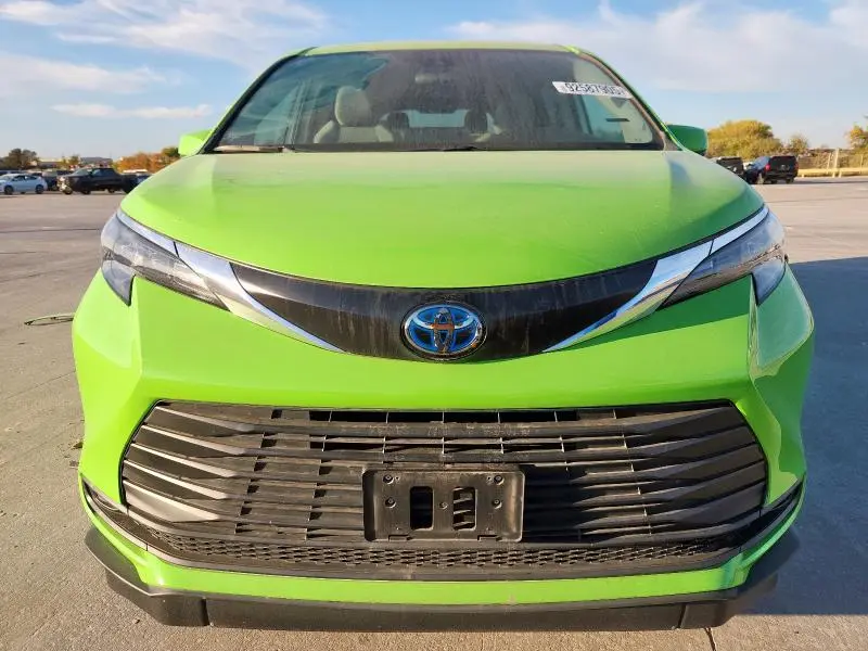 2024 TOYOTA SIENNA LE  