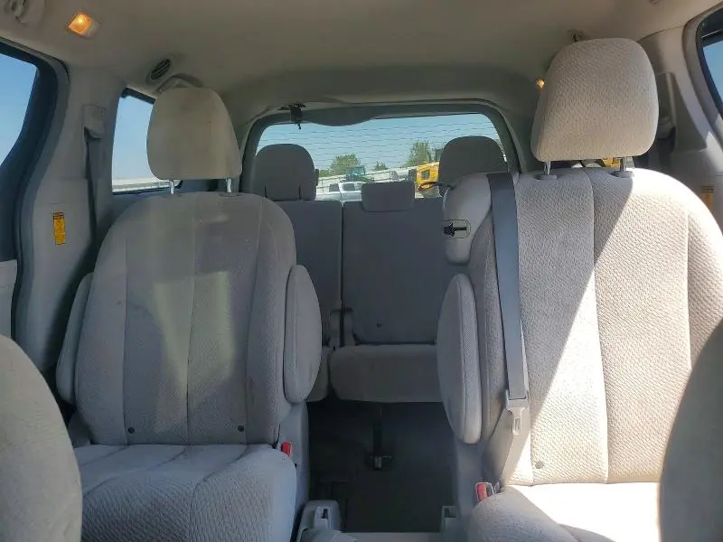 2014 TOYOTA SIENNA LE  
