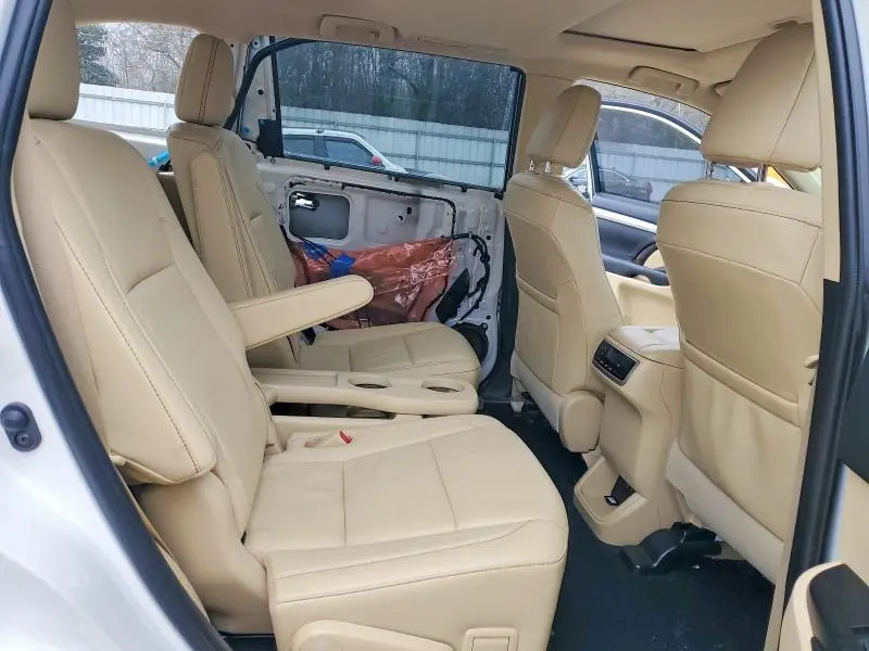 2019 TOYOTA HIGHLANDER SE  