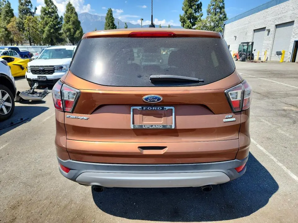 2017 FORD ESCAPE SE  