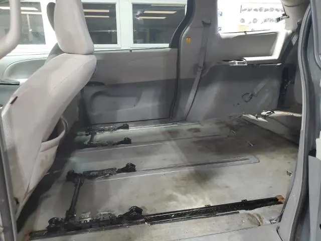 2012 TOYOTA SIENNA LE