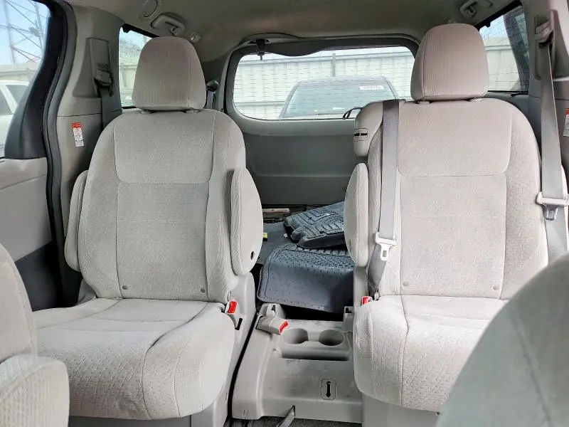2015 TOYOTA SIENNA LE  