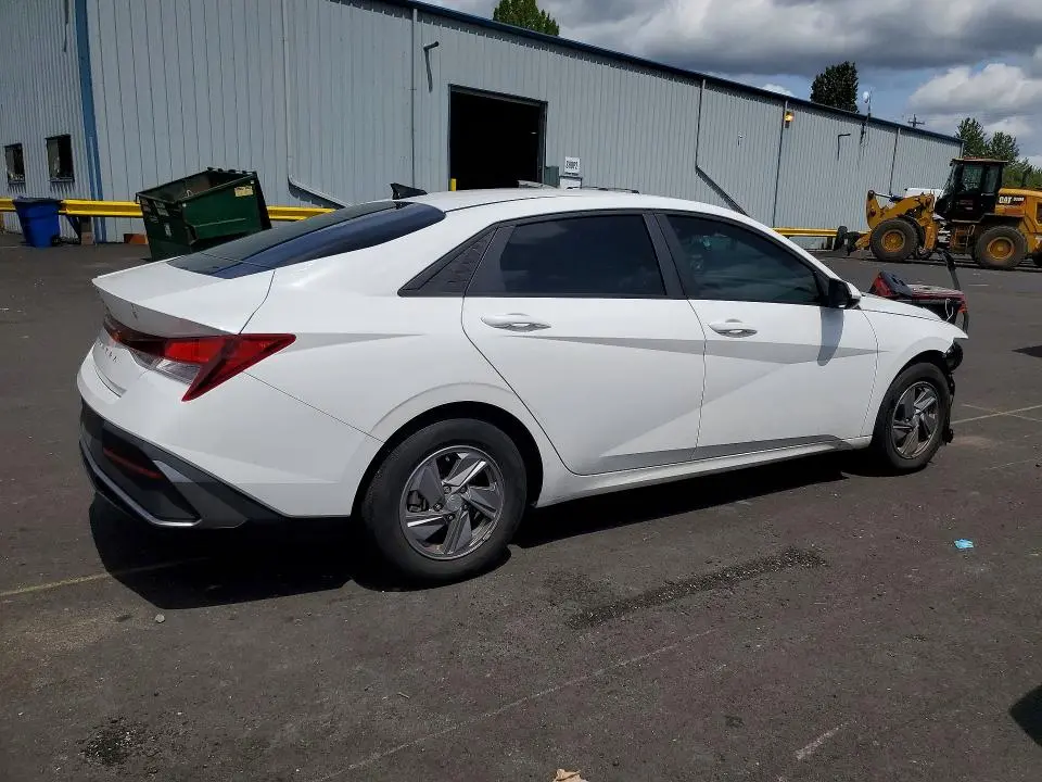 2024 HYUNDAI ELANTRA SE  