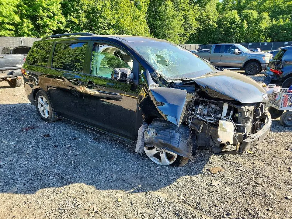 2015 TOYOTA SIENNA LE  