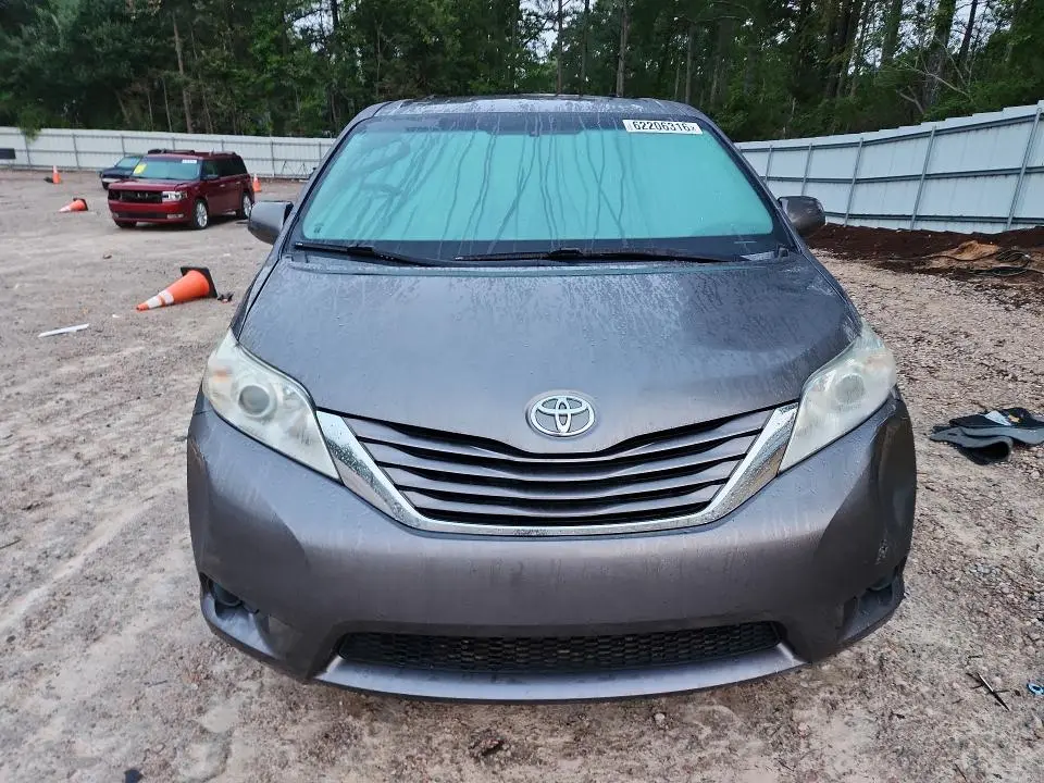 2016 TOYOTA SIENNA LE  