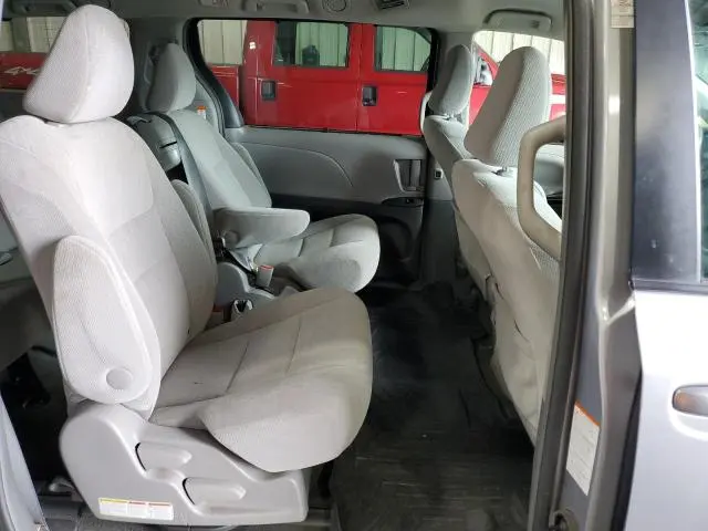 2017 TOYOTA SIENNA LE  