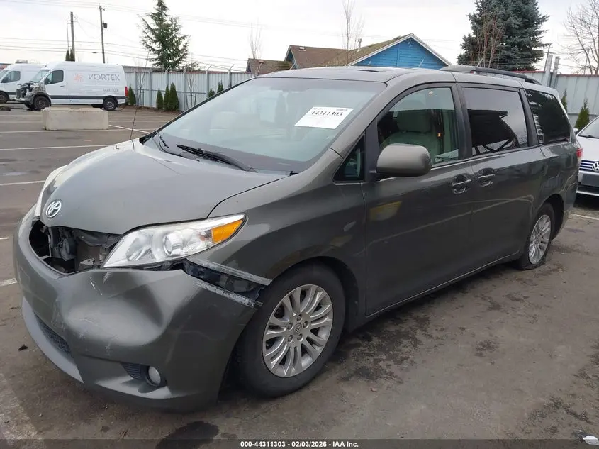 2013 TOYOTA SIENNA XLE V6 8 PASSENGER