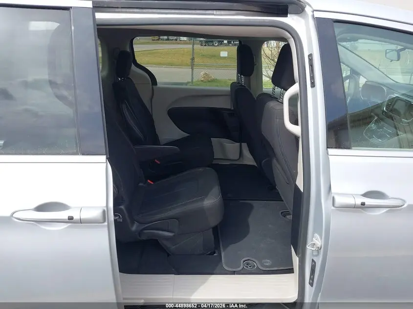 2022 CHRYSLER VOYAGER LX