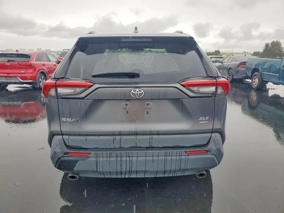 2021 TOYOTA RAV4 XLE  