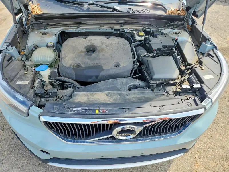 2019 VOLVO XC40 T5 MOMENTUM  
