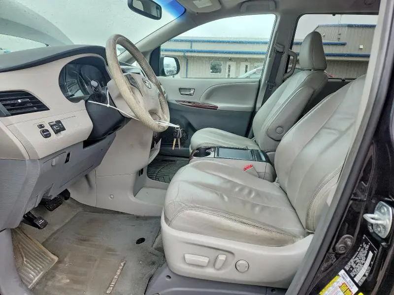 2013 TOYOTA SIENNA XLE 8-PASSENGER  