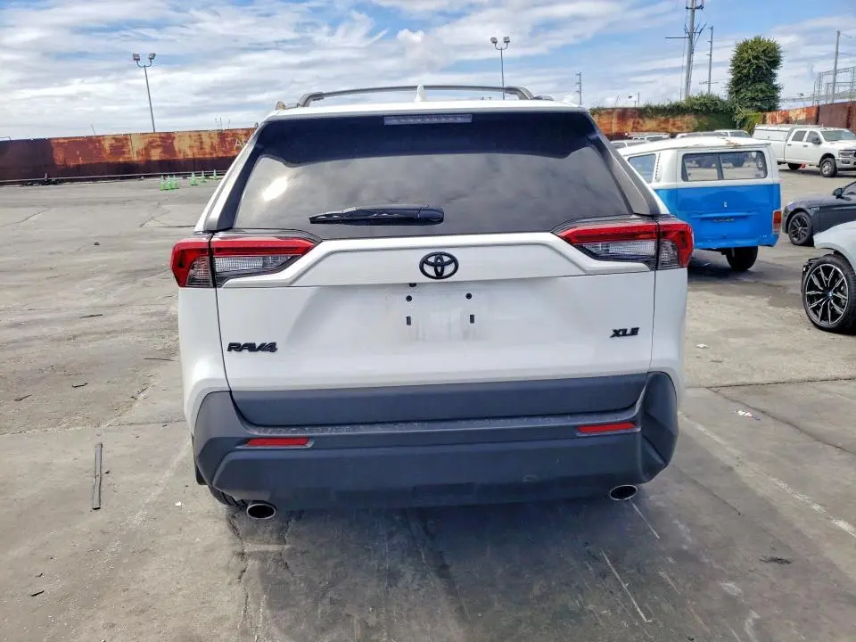 2022 TOYOTA RAV4 XLE  
