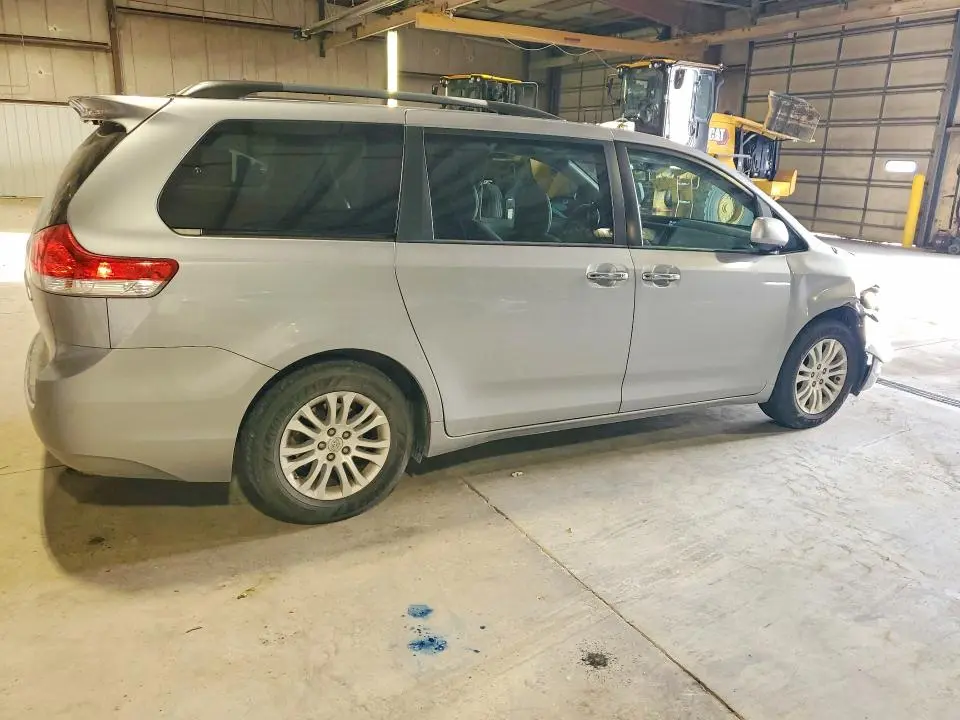 2013 TOYOTA SIENNA XLE  