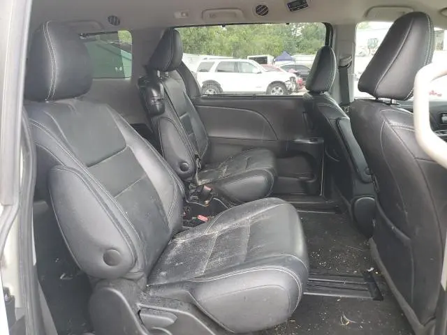 2017 TOYOTA SIENNA SE  