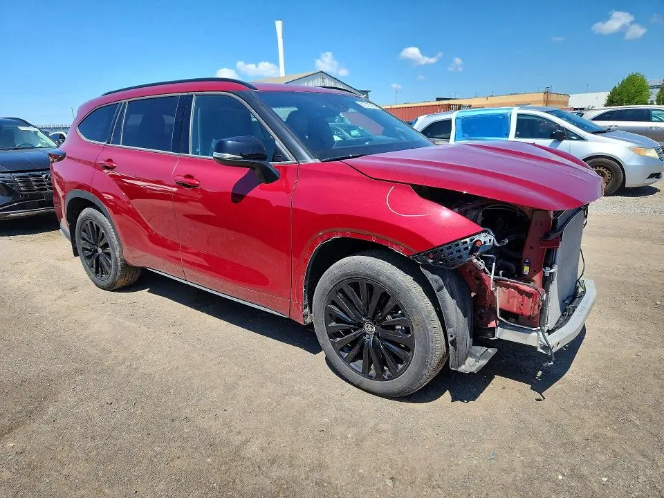 2024 TOYOTA HIGHLANDER LE  