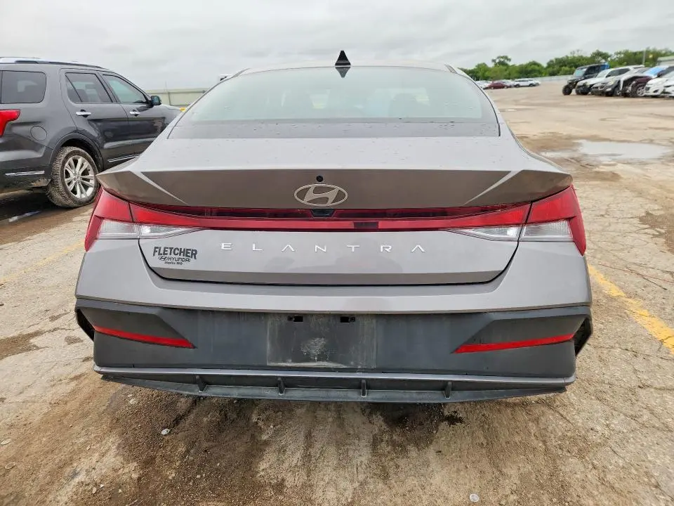 2024 HYUNDAI ELANTRA SE  