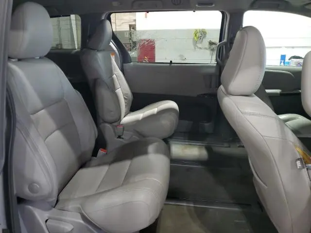 2019 TOYOTA SIENNA XLE  