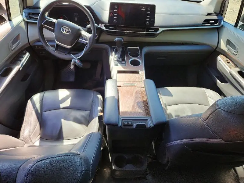 2021 TOYOTA SIENNA LE  