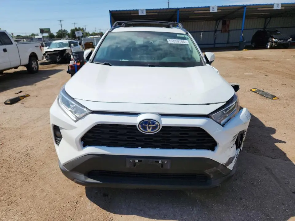 2021 TOYOTA RAV4 XLE  
