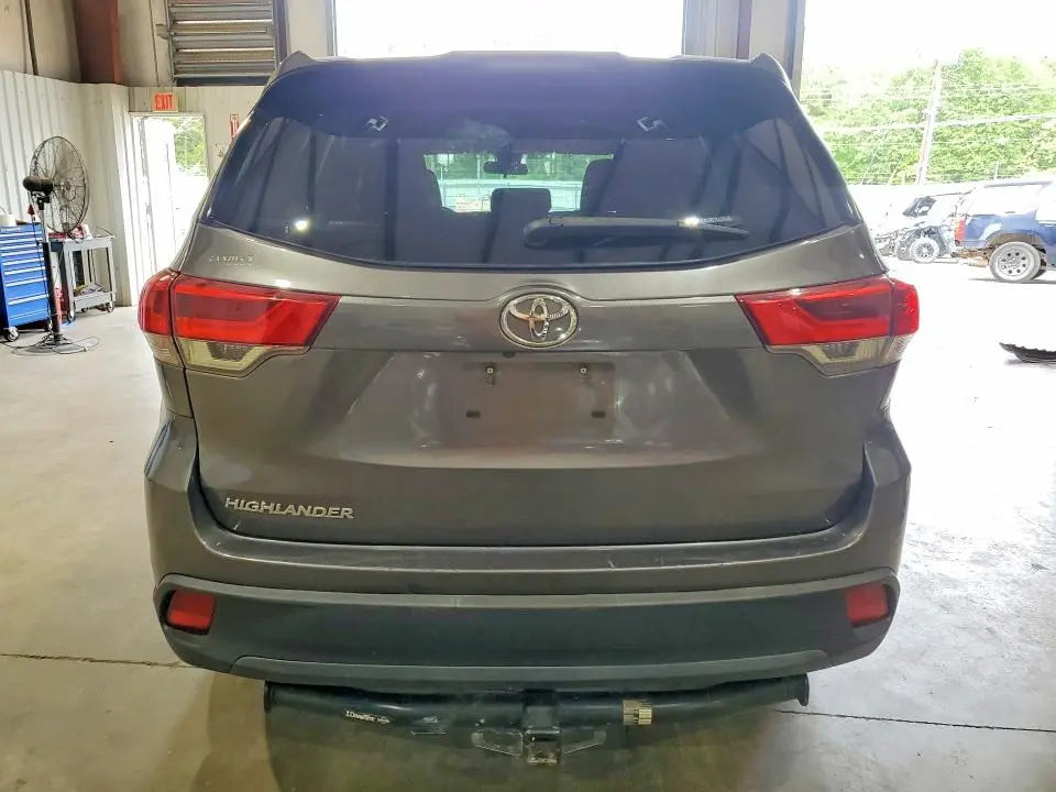 2019 TOYOTA HIGHLANDER LE  
