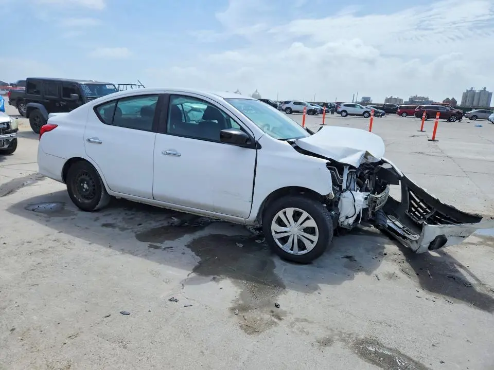 2018 NISSAN VERSA SV  