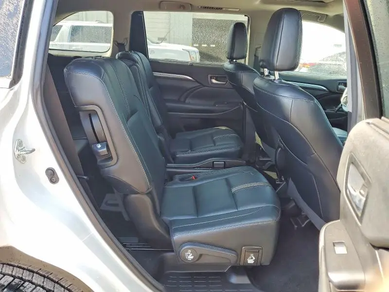 2018 TOYOTA HIGHLANDER SE  