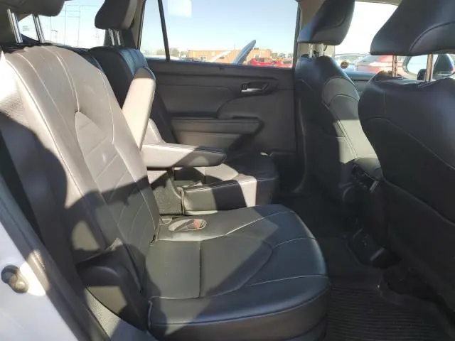 2022 TOYOTA HIGHLANDER XLE  