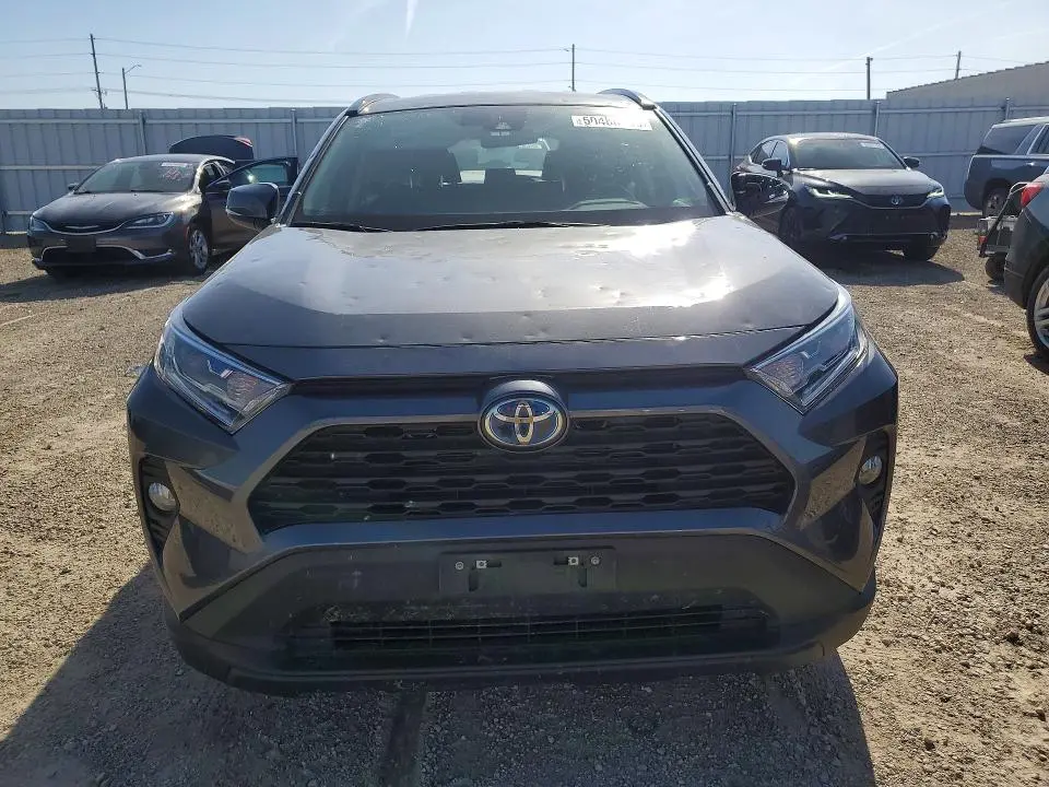 2021 TOYOTA RAV4 XLE  