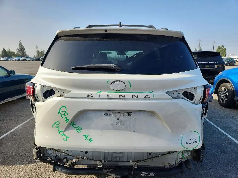 2021 TOYOTA SIENNA XLE  