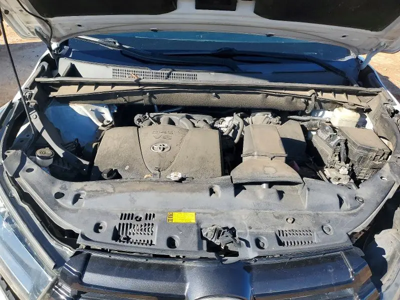 2018 TOYOTA HIGHLANDER SE  