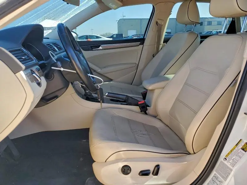 2016 VOLKSWAGEN PASSAT SE  