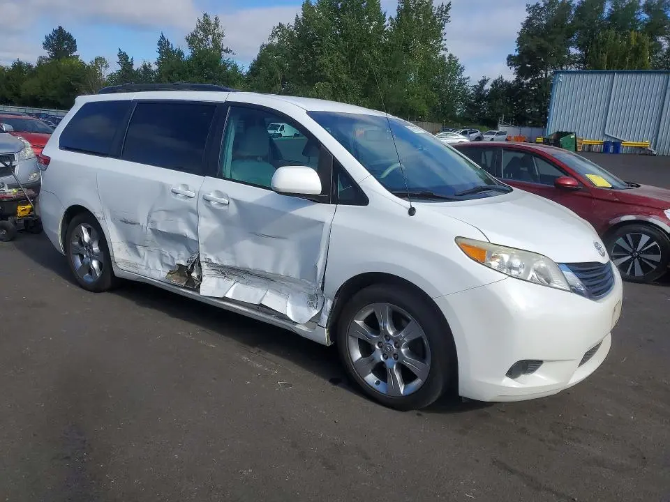 2012 TOYOTA SIENNA LE  
