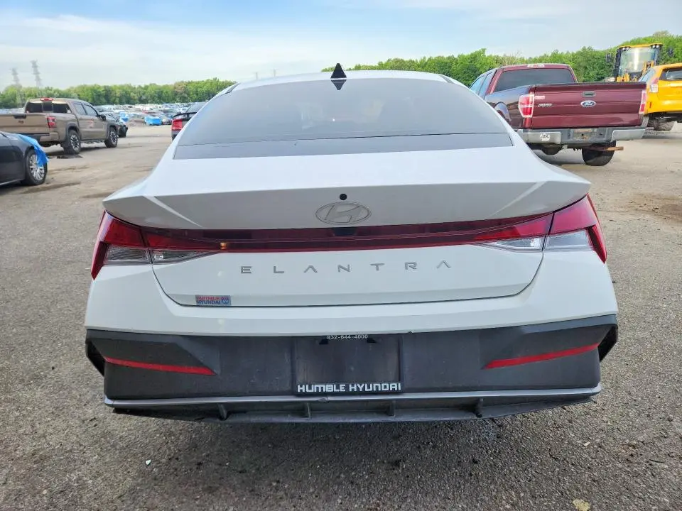2025 HYUNDAI ELANTRA SE  