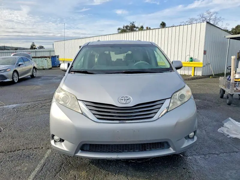 2013 TOYOTA SIENNA XLE 8-PASSENGER  